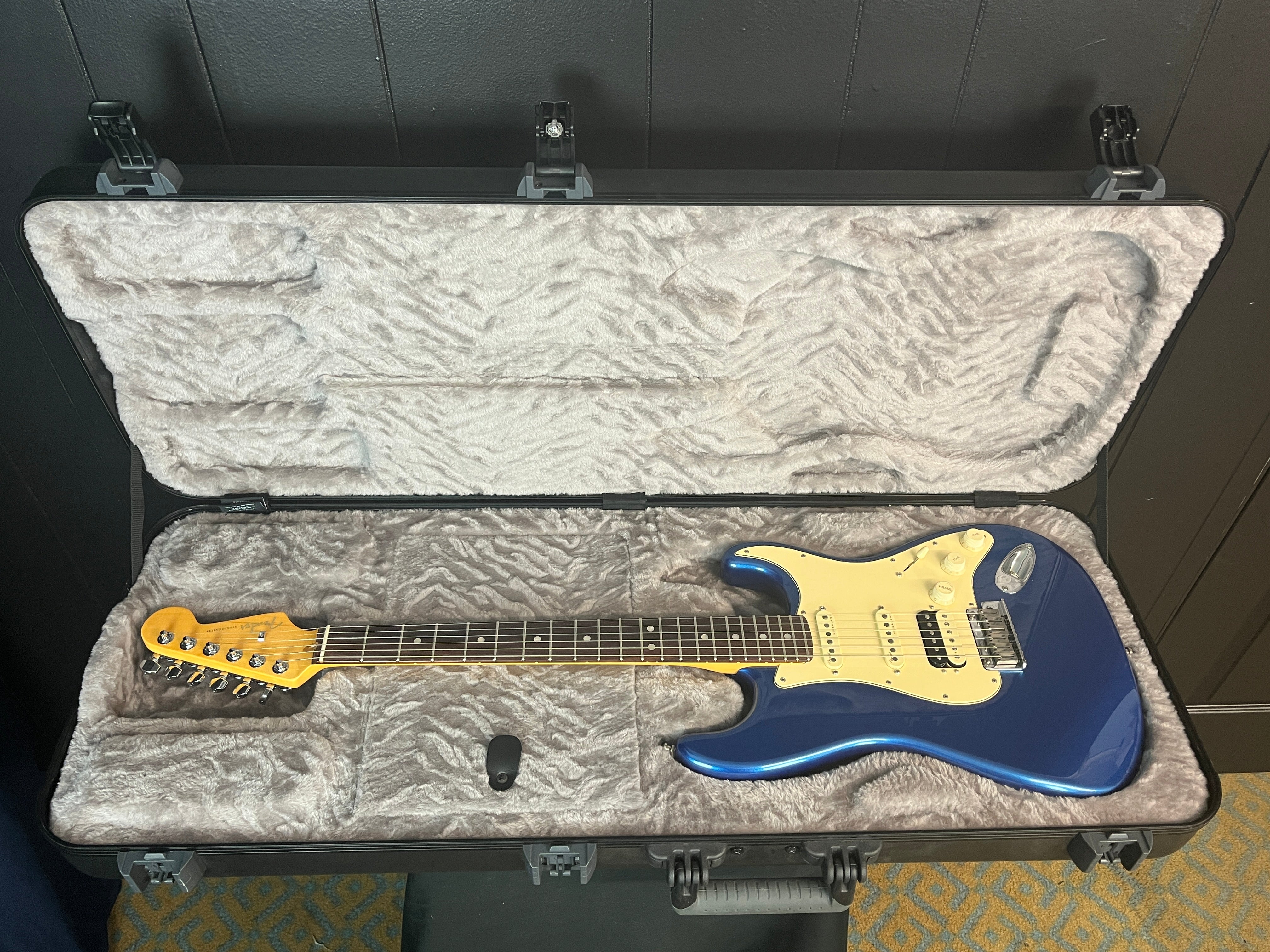 Fender Ultra Stratocaster HSS, Cobra Blue, Hard Case, 395