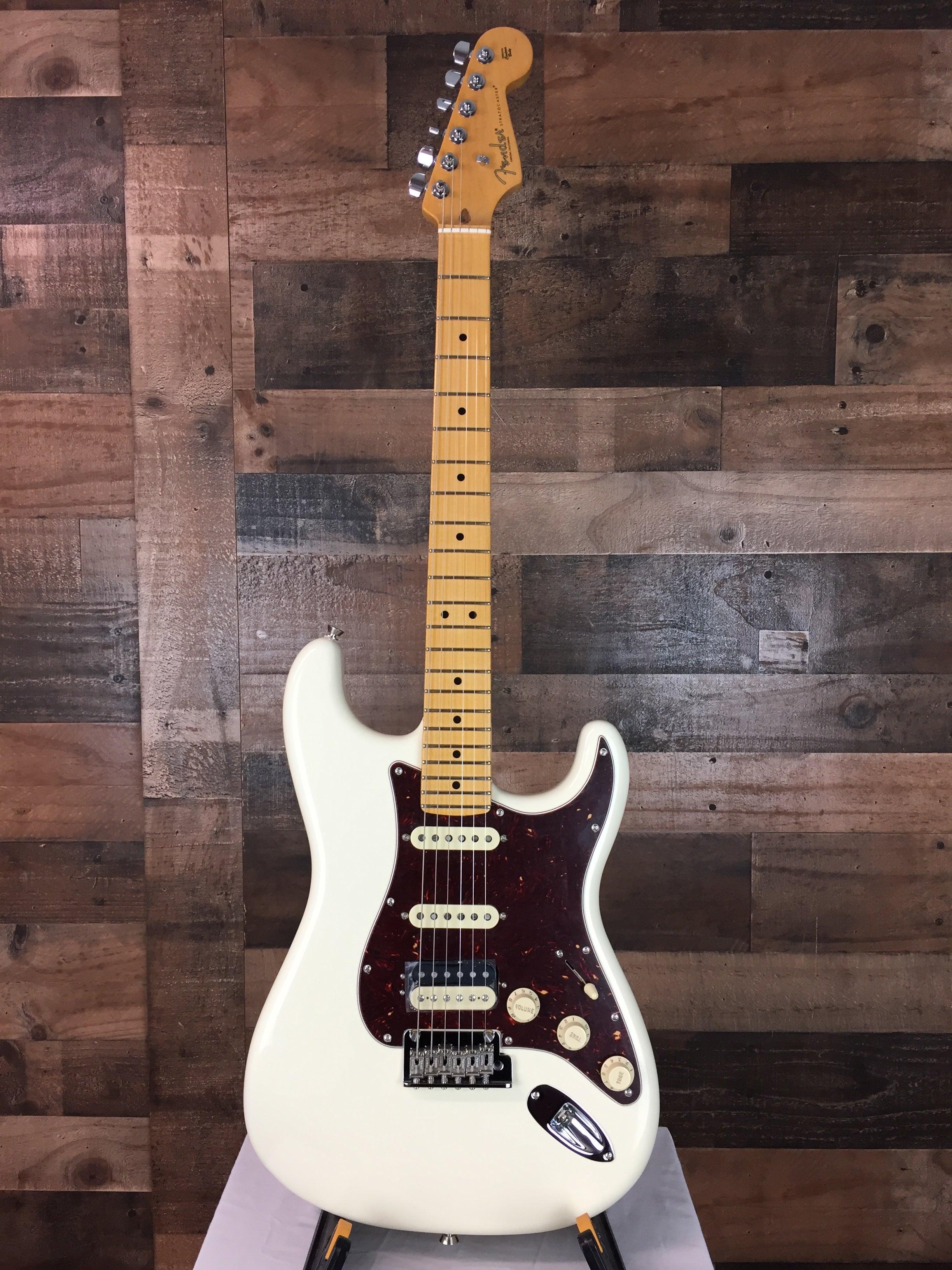 American Professional II Stratocaster HSS, Olympic White, Hard Case, 350