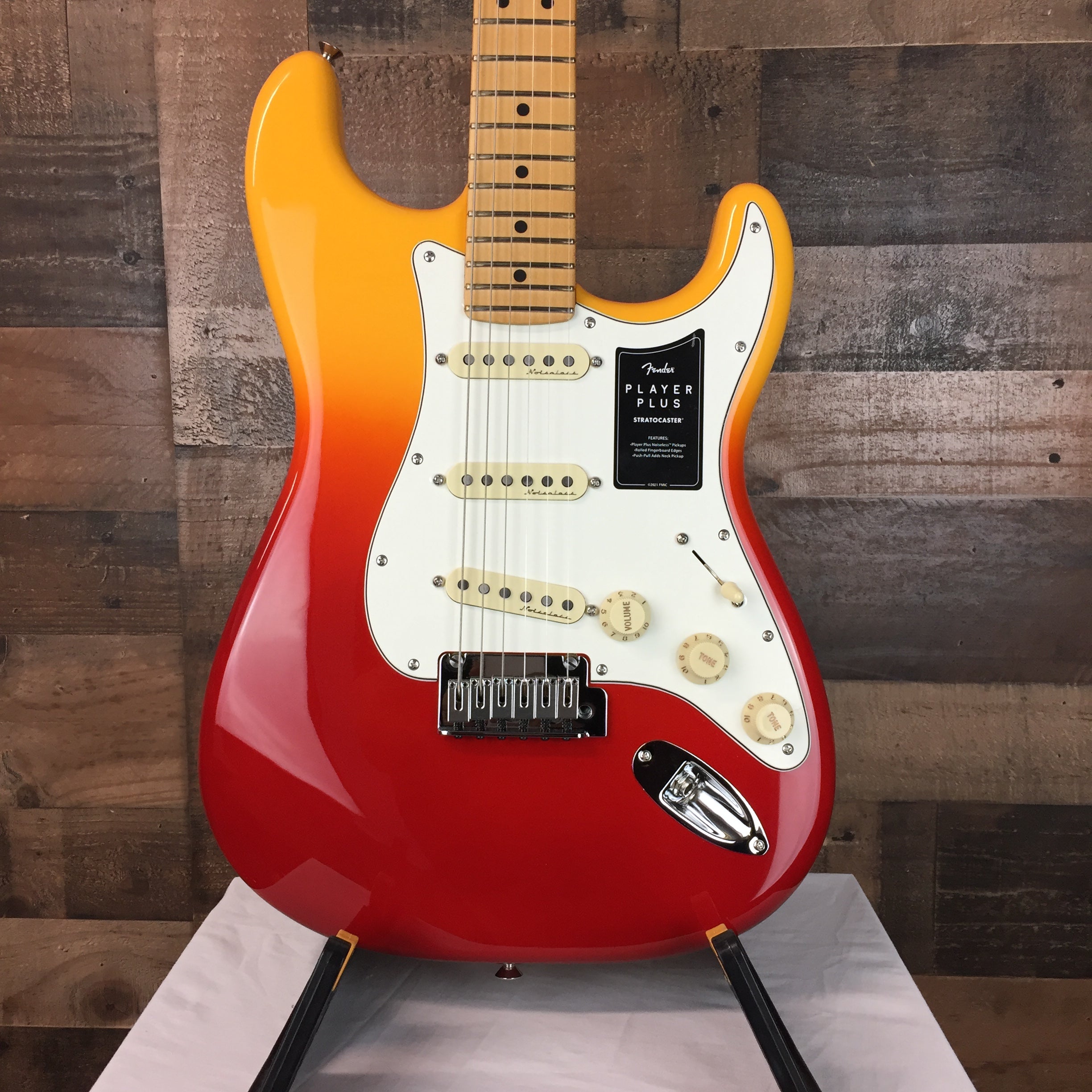 Player Plus Stratocaster, Tequila Sunrise, Gig Bag, 582