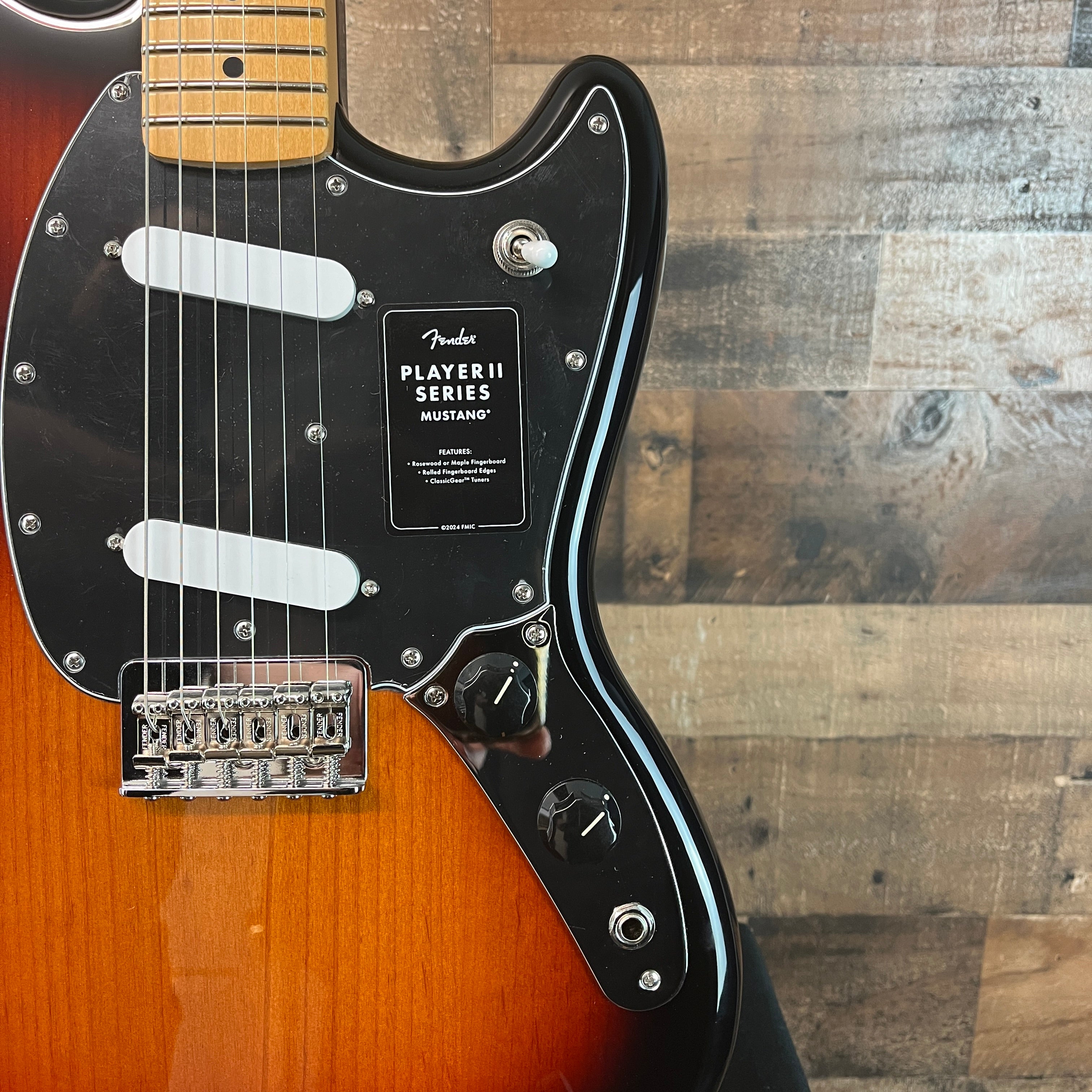 Fender Player II Mustang, 3-tone Sunburst, Maple Neck, 531