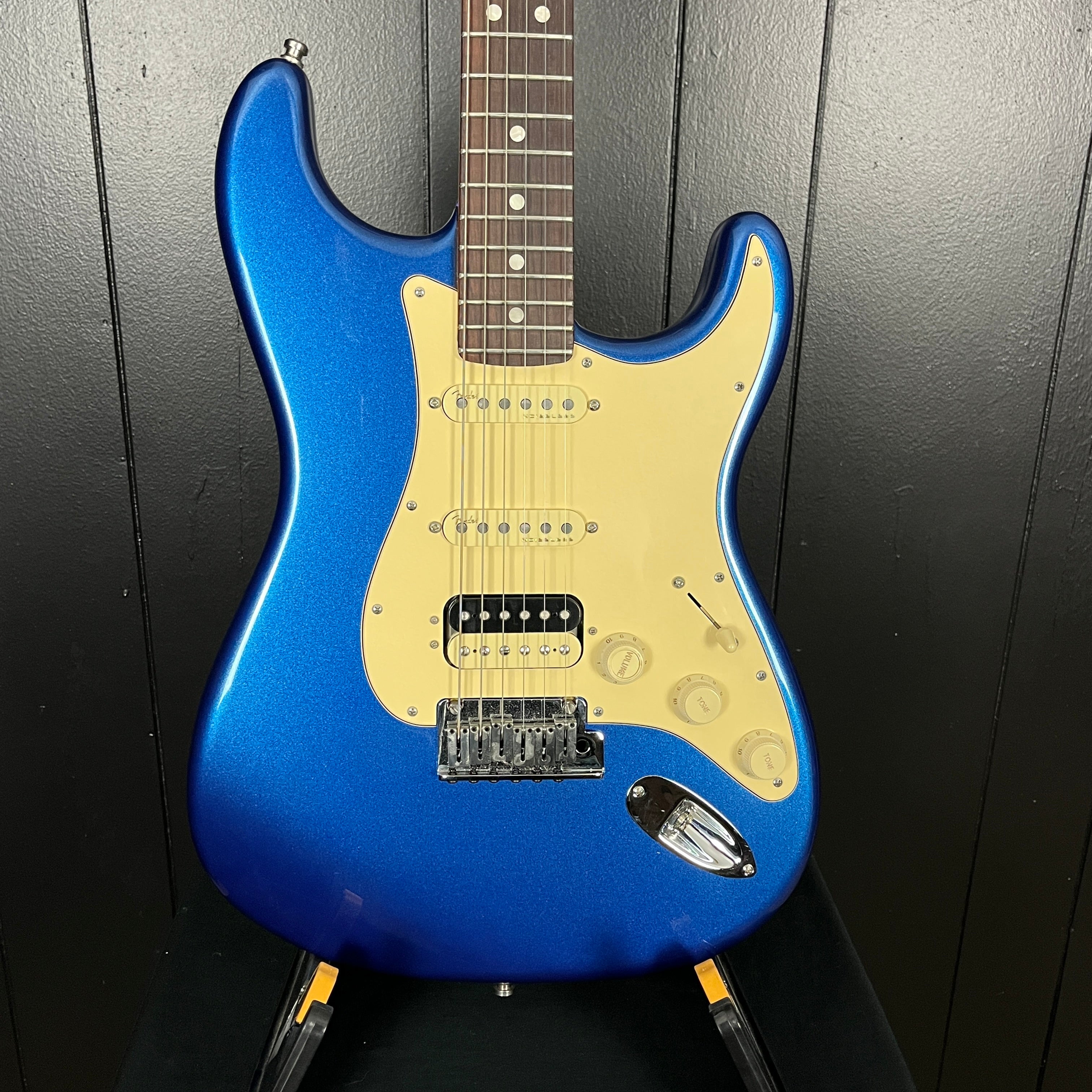 Fender Ultra Stratocaster HSS, Cobra Blue, Hard Case, 395