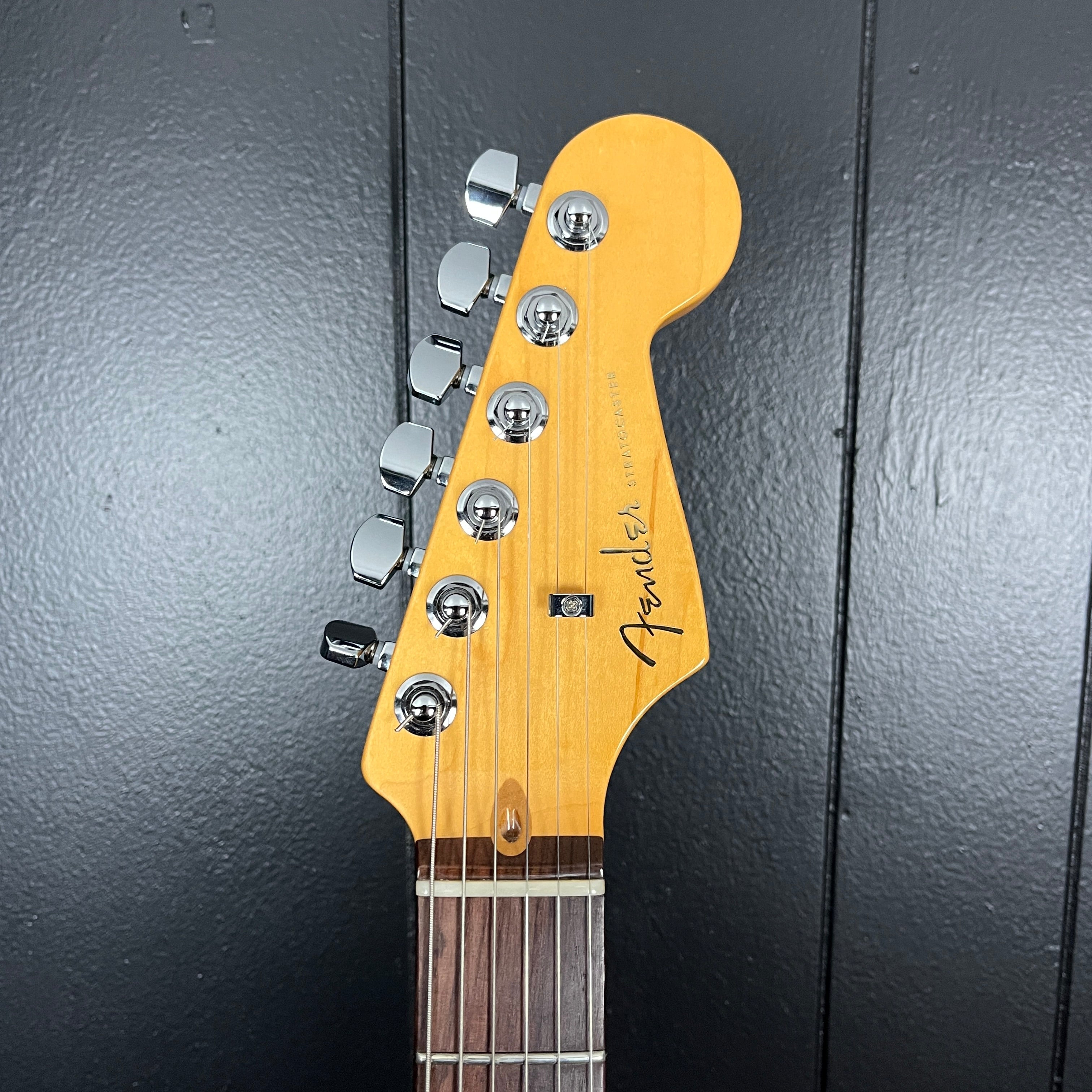 Fender Ultra Stratocaster HSS, Cobra Blue, Hard Case, 395