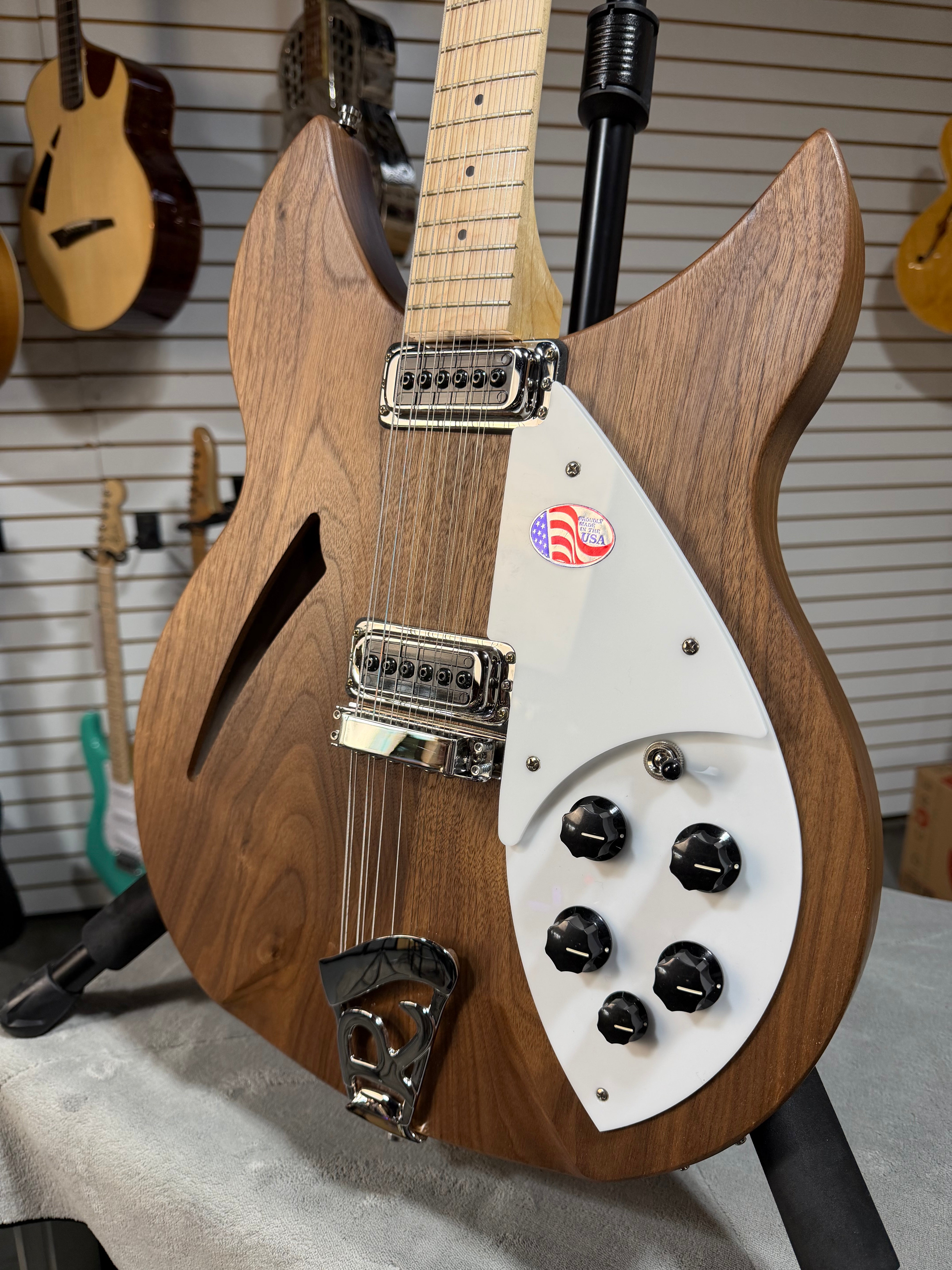 Rickenbacker 330/12W Walnut