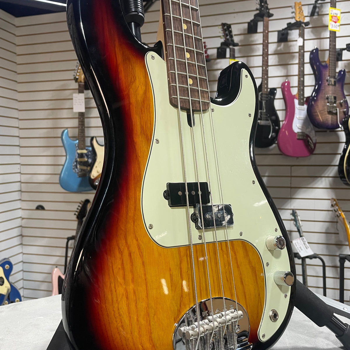 tobacco sunburst p bass 1966 Fender Precision Bass, saddle bridge Fender 1976 Vintage Precision Bass