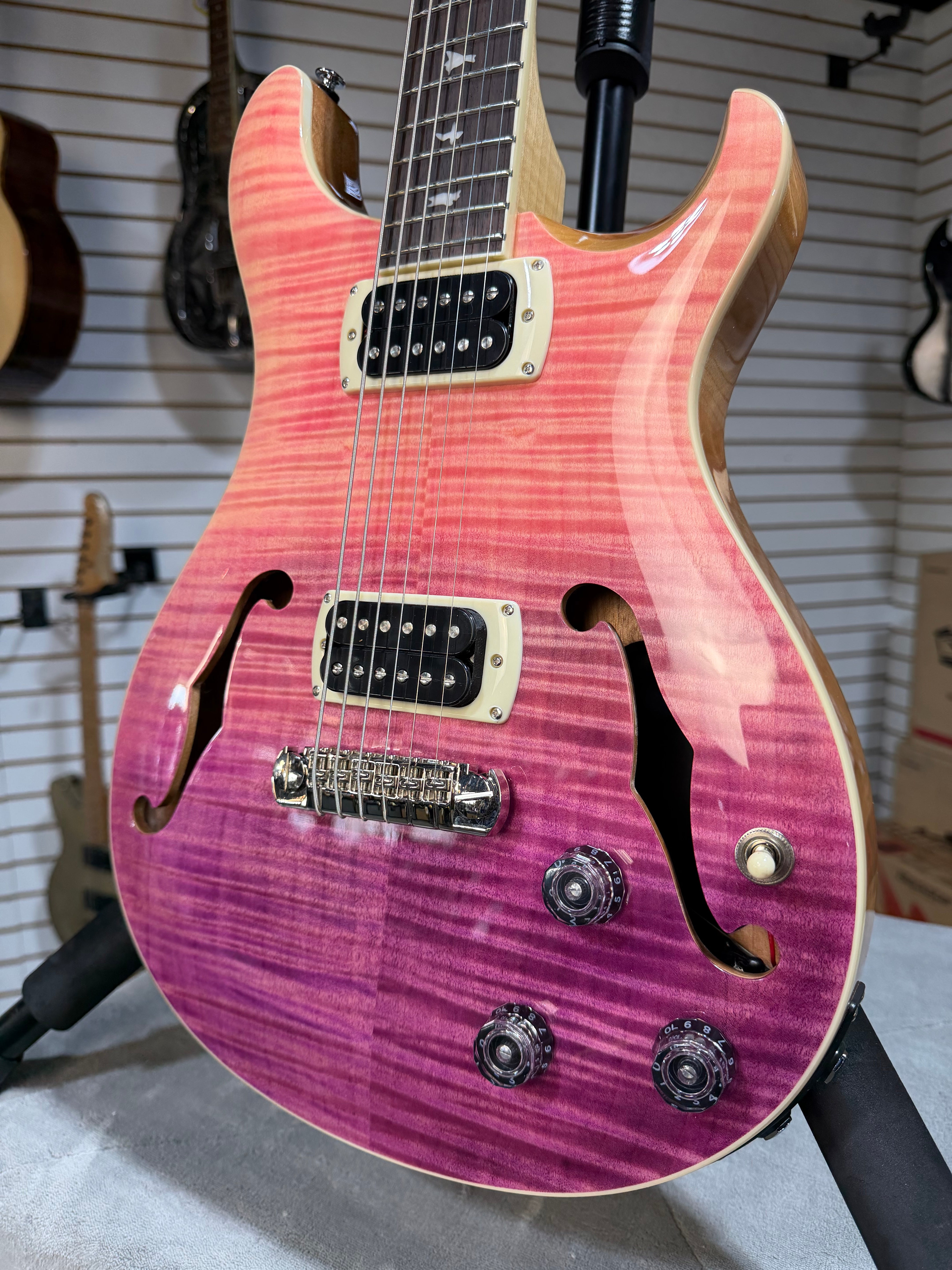 PRS SE Ed Sheeran Signature Hollowbody I Piezo Baritone Pink Ombre