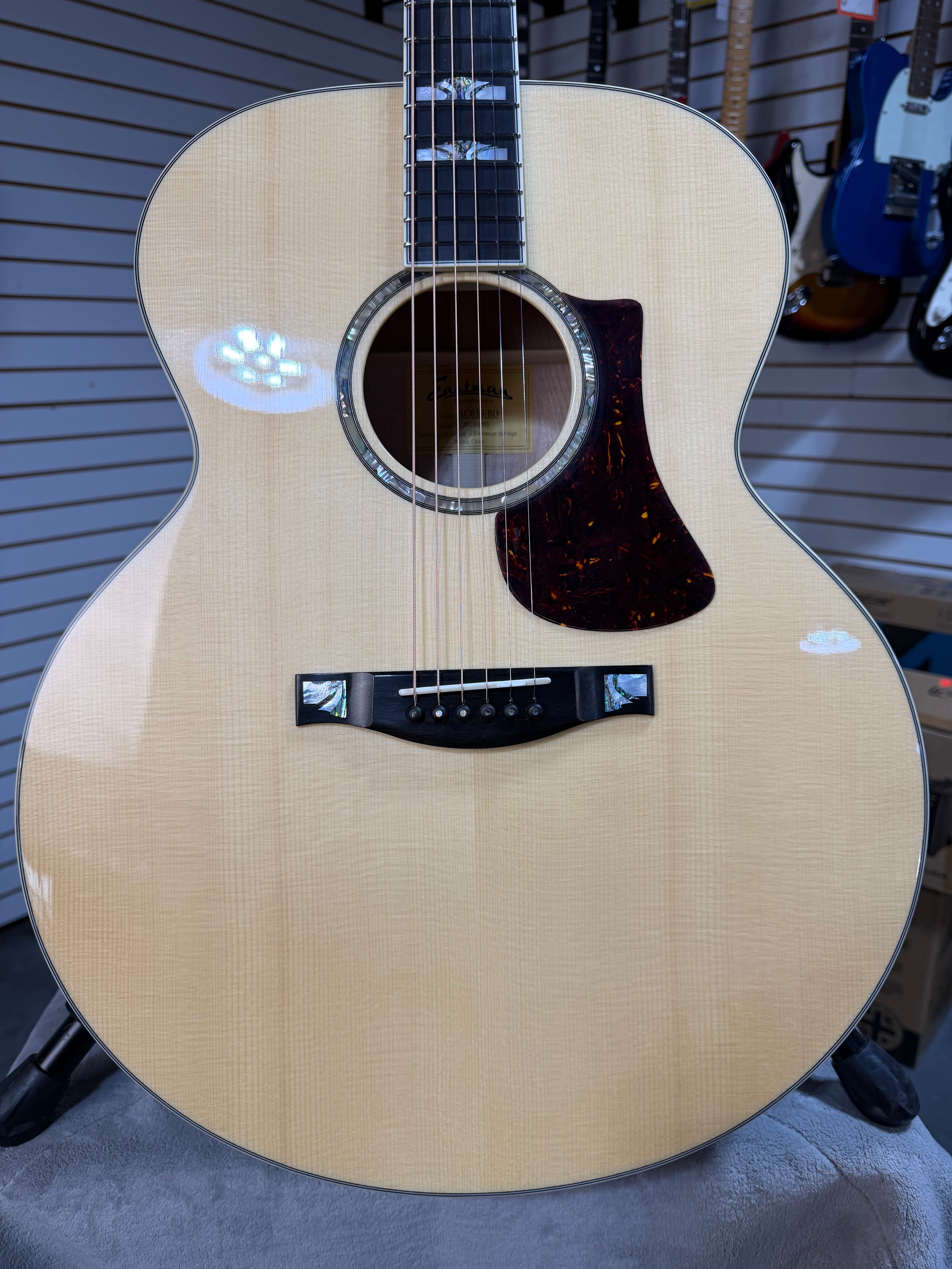 Eastman AC630 Jumbo Blonde