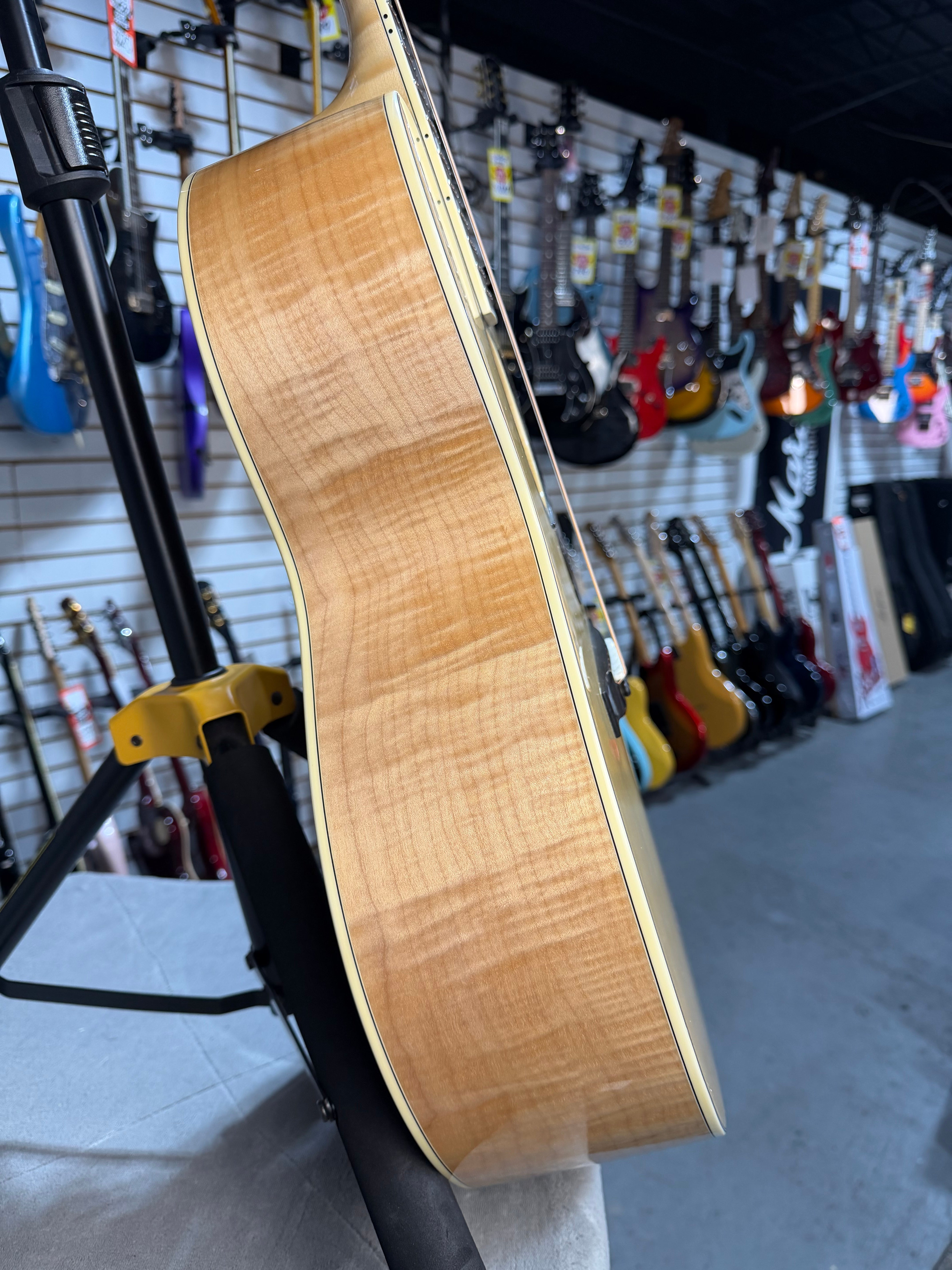 Eastman AC630 Jumbo Blonde