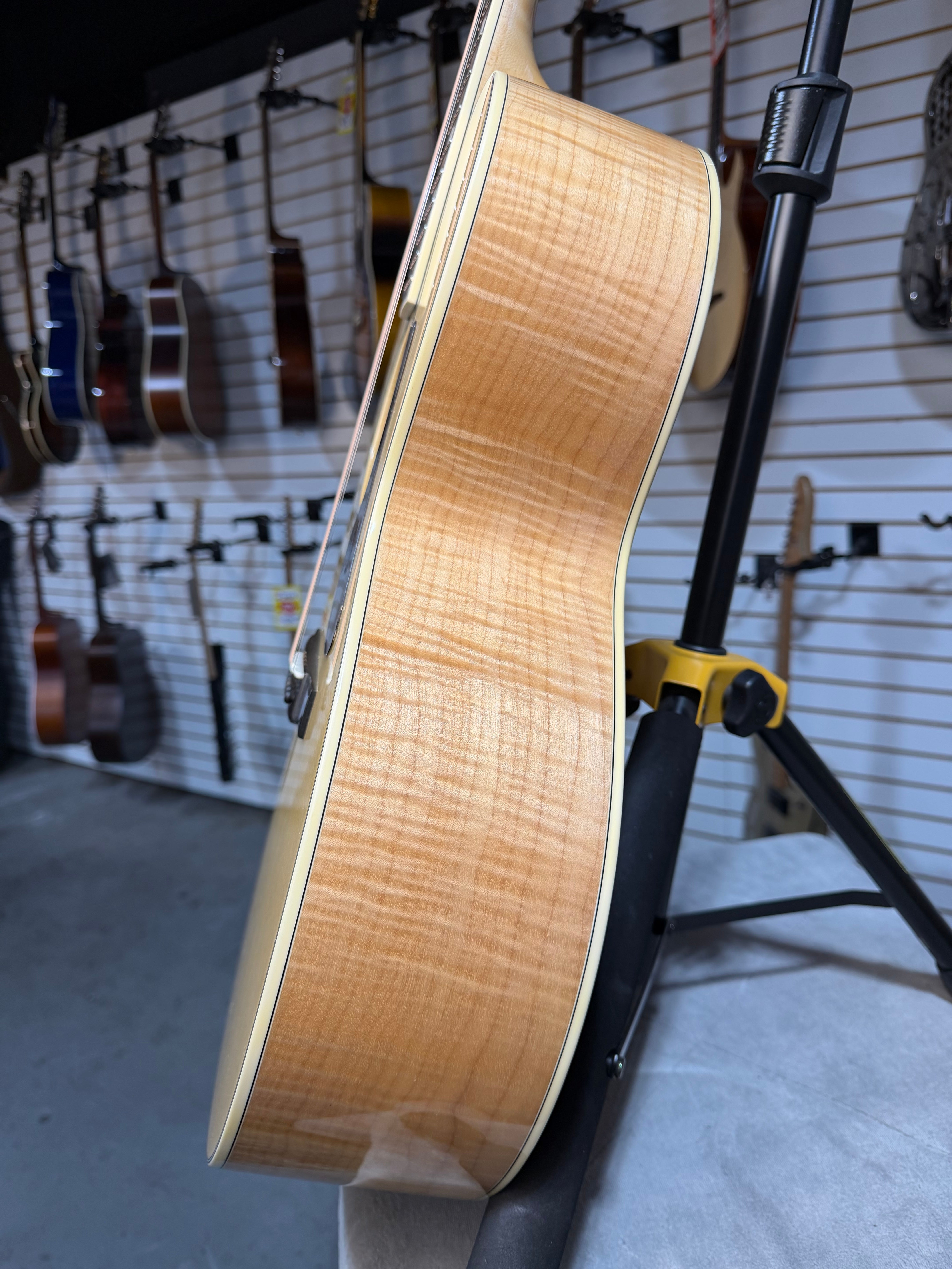 Eastman AC630 Jumbo Blonde
