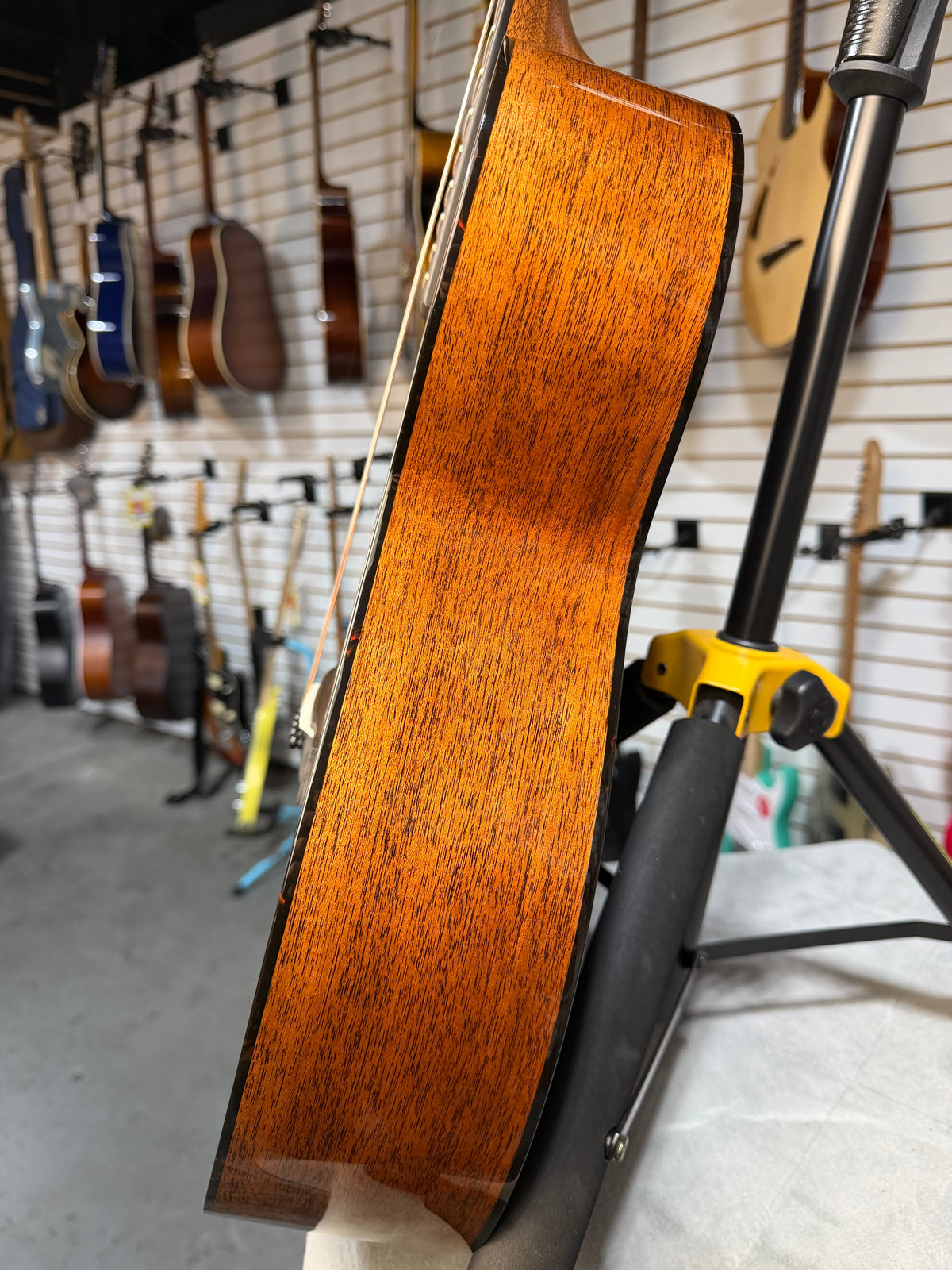 Martin 00-18 Joe Bonamassa Sunburst