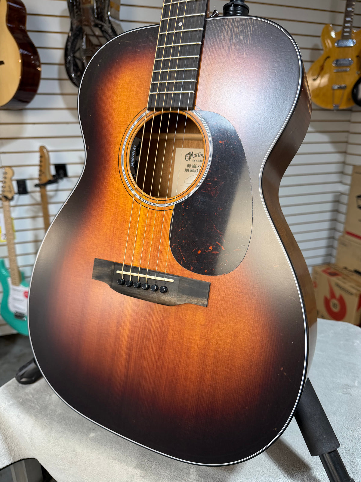 Martin 00-10E Road Series Retro Joe Bonamassa Signature Sunburst