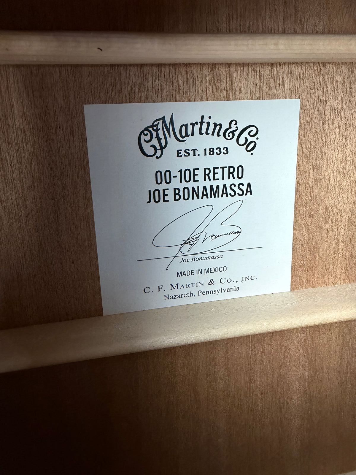 Martin 00-10E Road Series Retro Joe Bonamassa Signature Sunburst