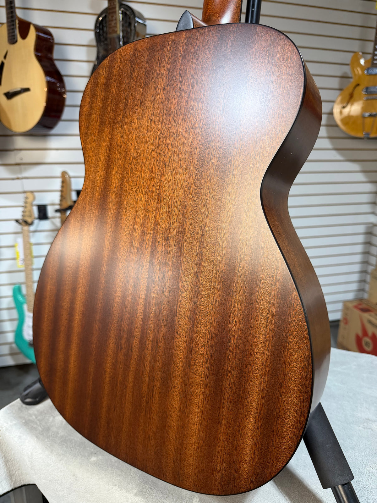 Martin 00-10E Road Series Retro Joe Bonamassa Signature Sunburst