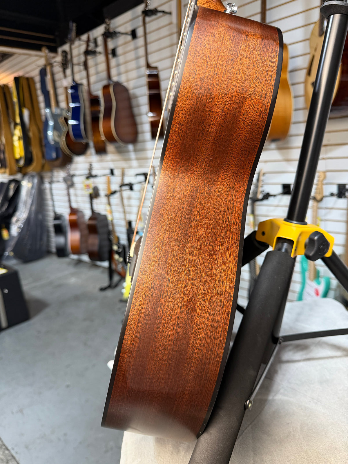 Martin 00-10E Road Series Retro Joe Bonamassa Signature Sunburst