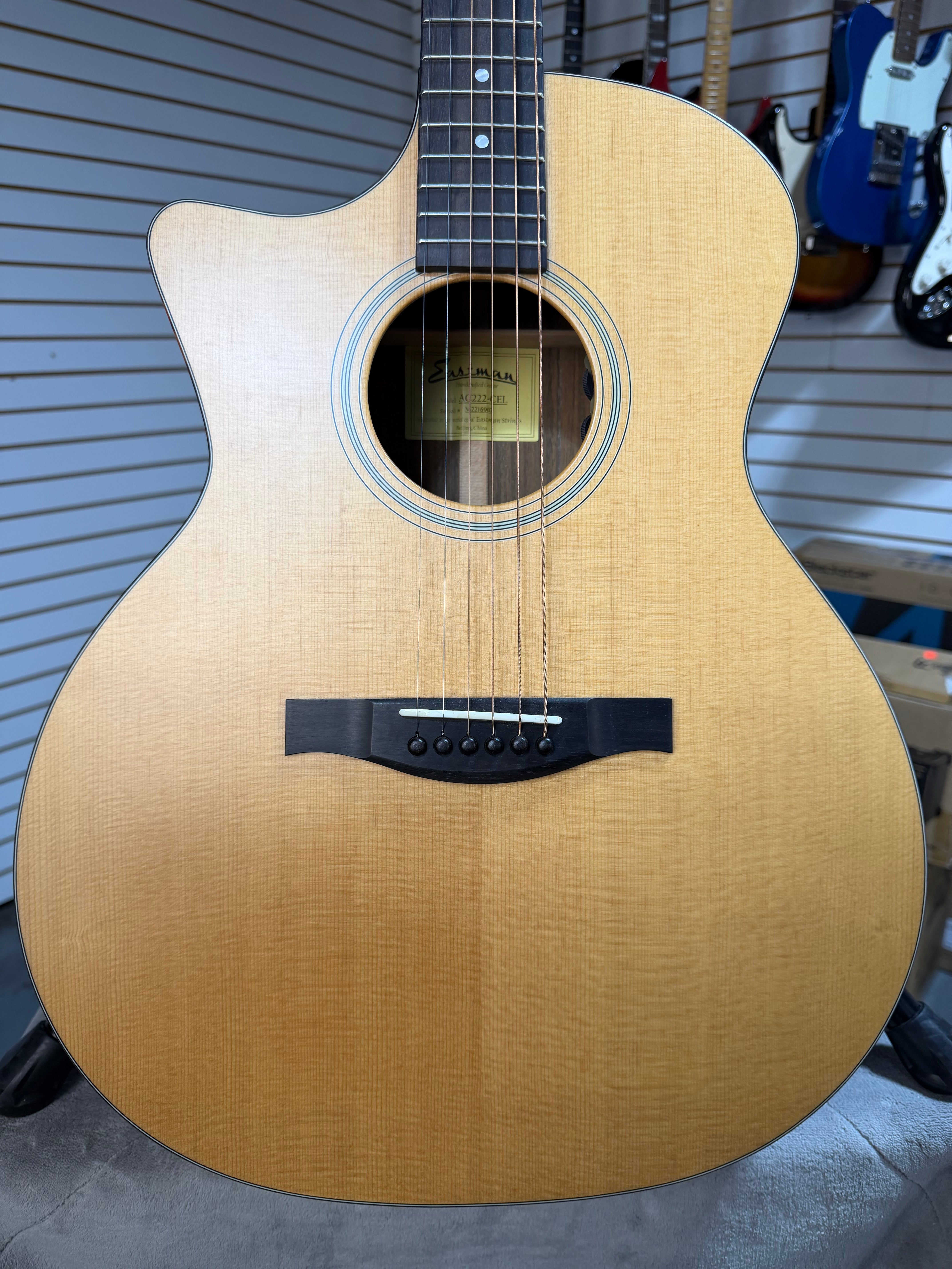 Eastman AC222-CEL Natural