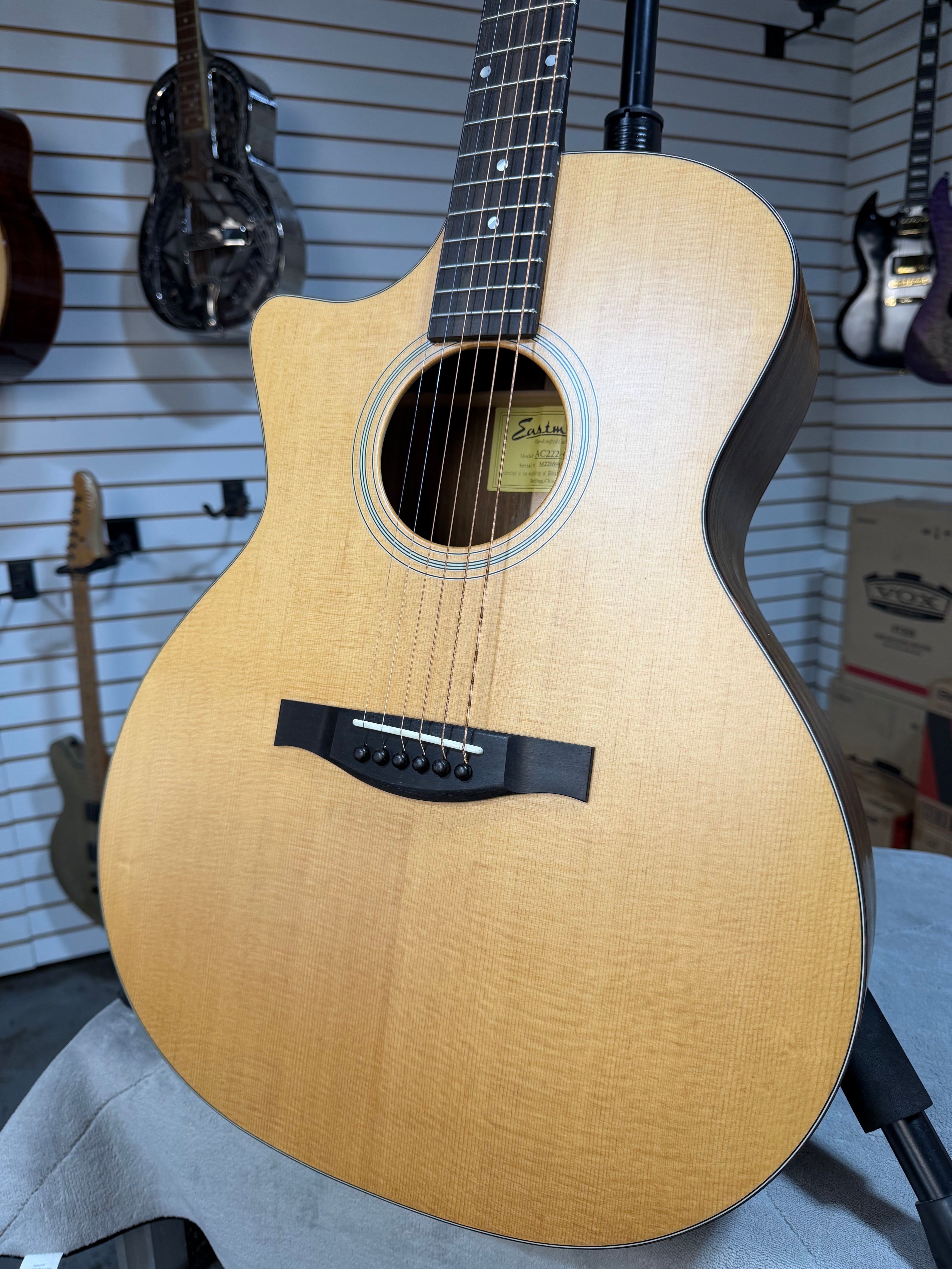 Eastman AC222-CEL Natural