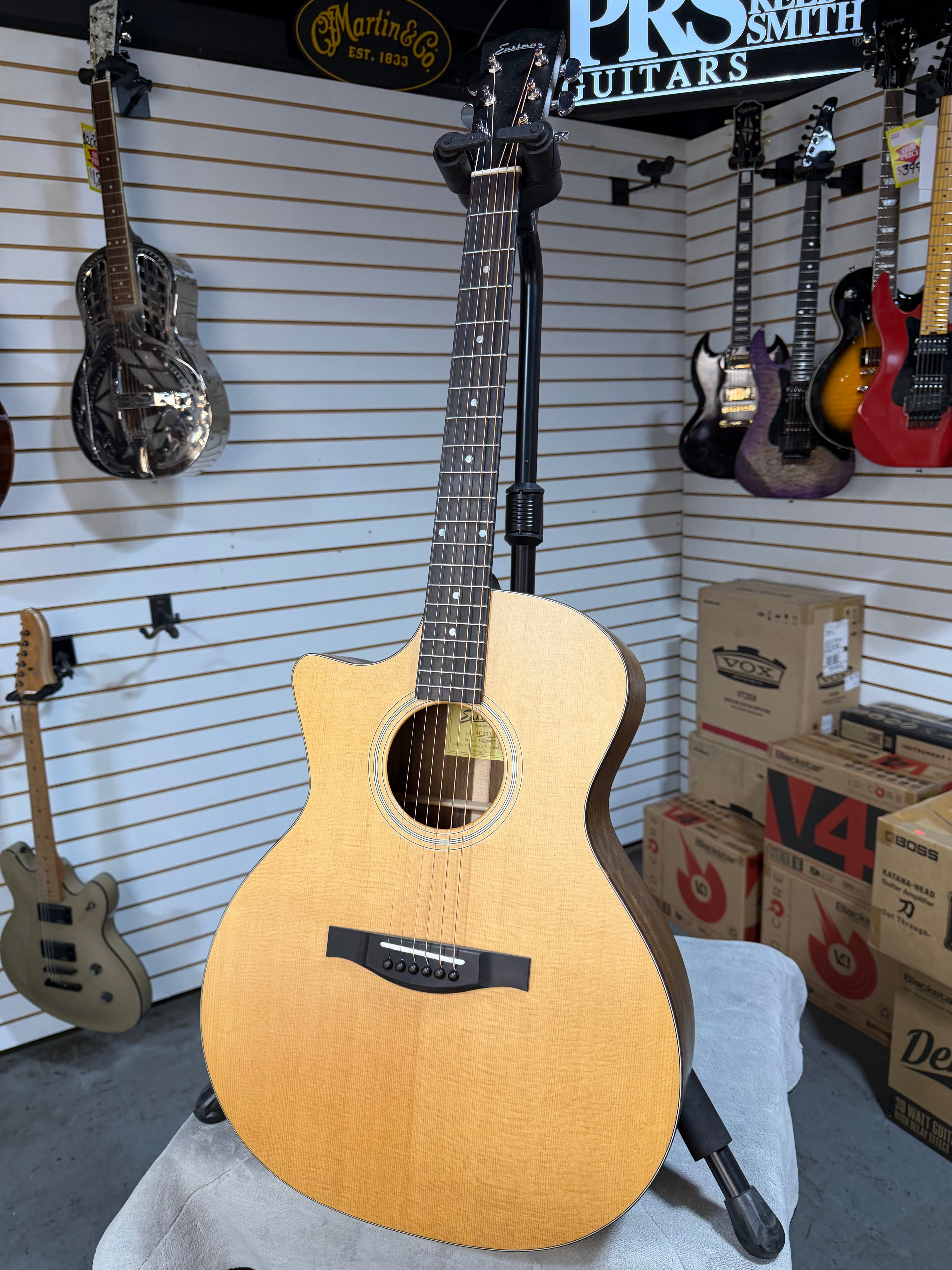 Eastman AC222-CEL Natural