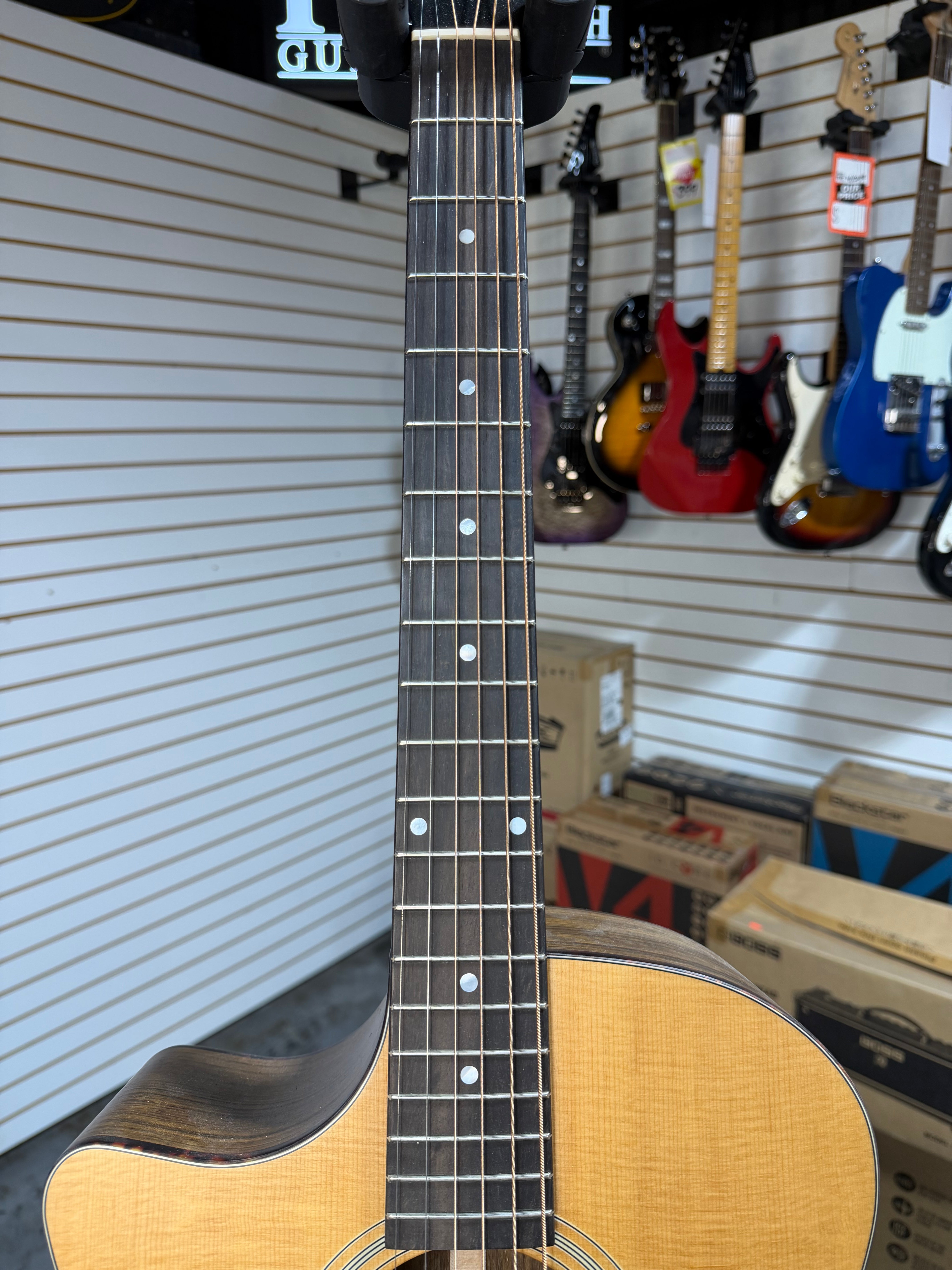 Eastman AC222-CEL Natural