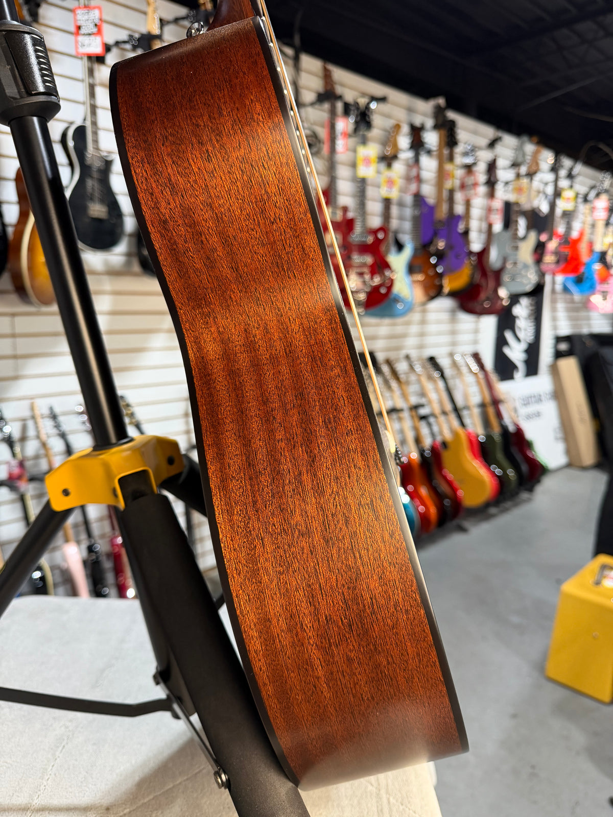 Martin 00-10E Road Series Retro Joe Bonamassa Signature Left Handed Sunburst
