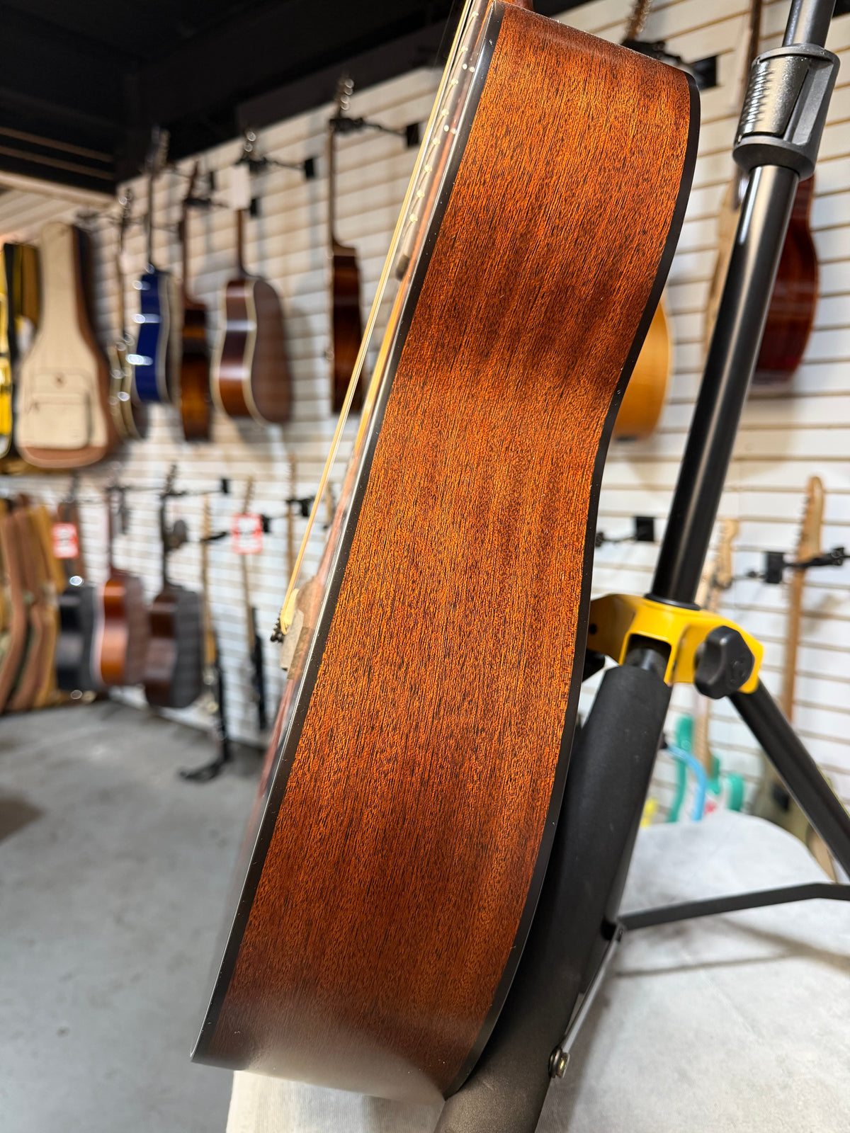 Martin 00-10E Road Series Retro Joe Bonamassa Signature Left Handed Sunburst