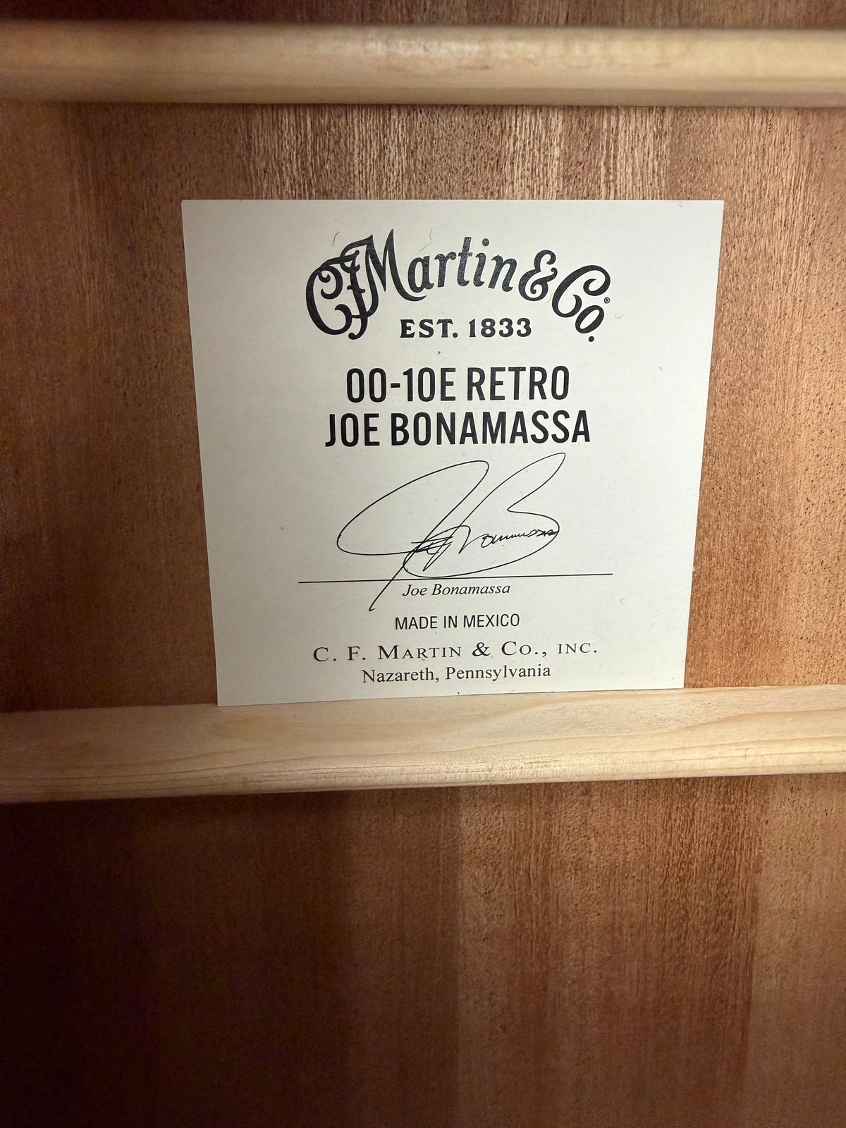 Martin 00-10E Road Series Retro Joe Bonamassa Signature Left Handed Sunburst