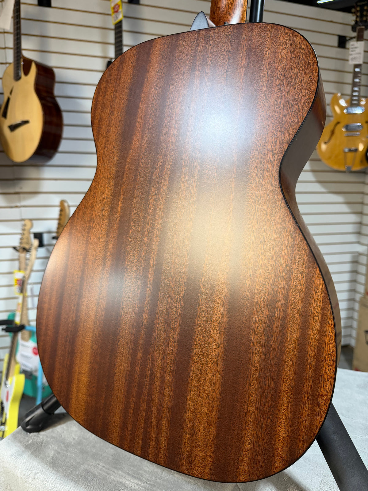 Martin 00-10E Road Series Retro Joe Bonamassa Signature Left Handed Sunburst