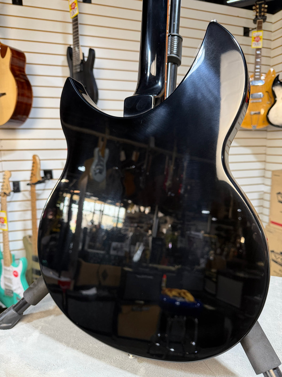 Rickenbacker 330 Jetglo