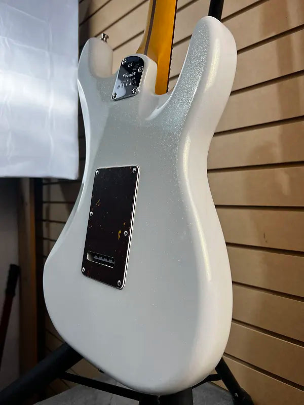 American Ultra Stratocaster Left-Handed - Arctic Pearl #301