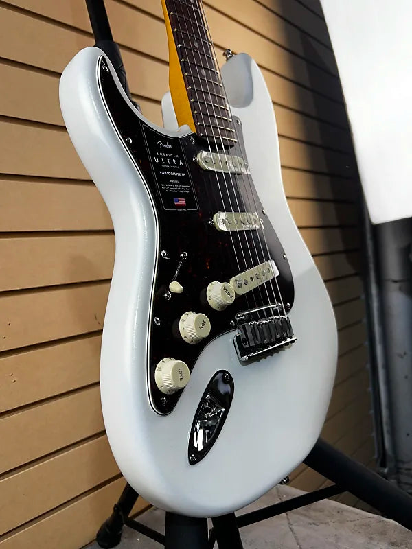 American Ultra Stratocaster Left-Handed - Arctic Pearl #301