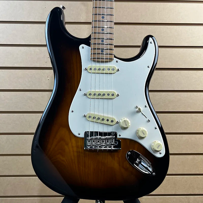 American Pro II Stratocaster - 2-Tone Sunburst w/Roasted Maple Fretboard #996