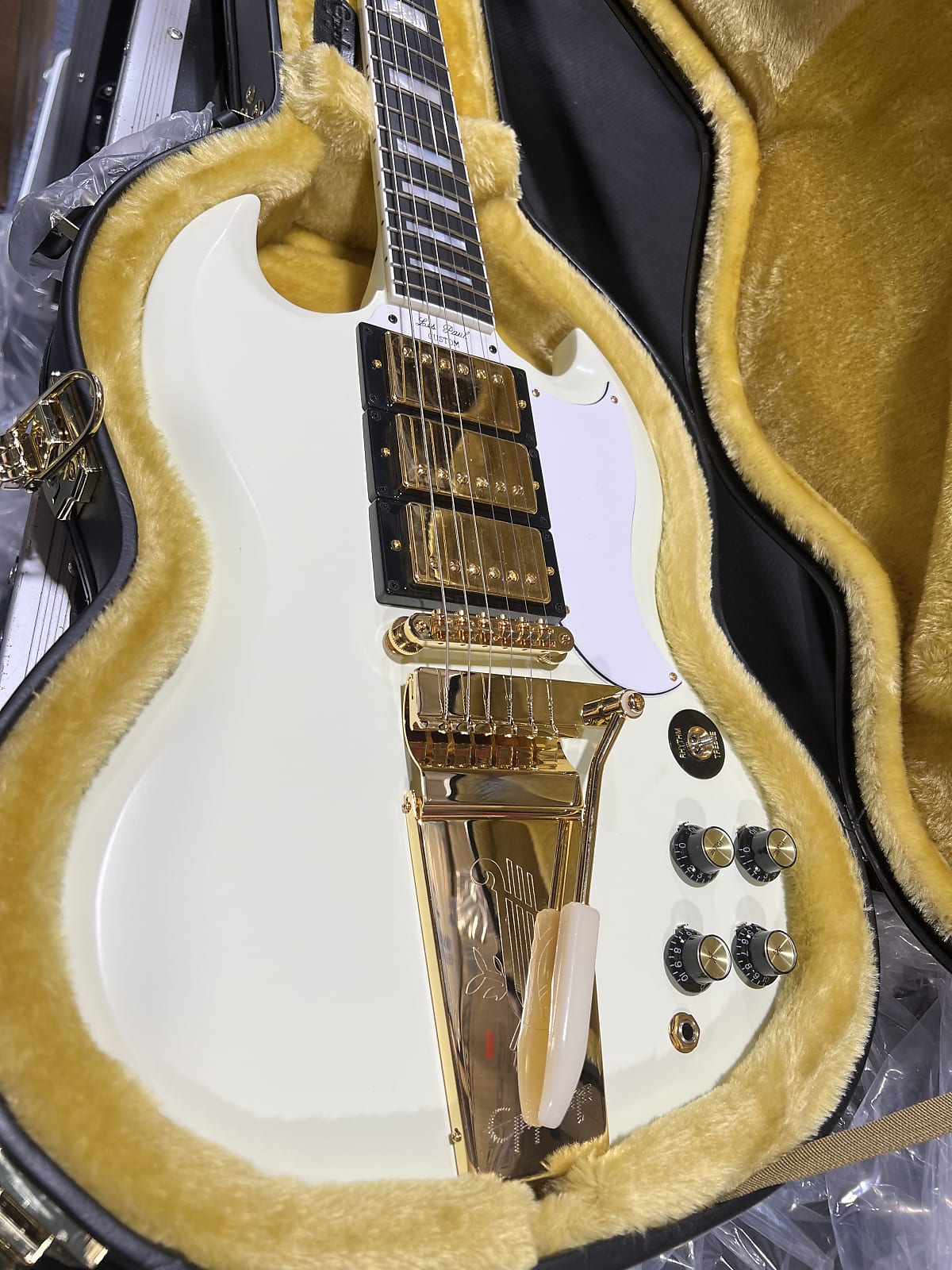 Epiphone 1963 SG Inspired by Gibson Custom 2024 Les Paul - Classic White, with Epiphone Case 053