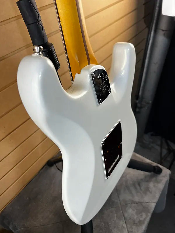 American Ultra Stratocaster Left-Handed - Arctic Pearl #301