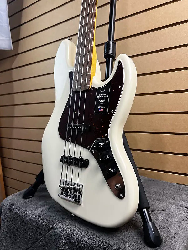 American Professional II Jazz Bass Fretless - Olympic White w/ Rosewood Fretboard #746