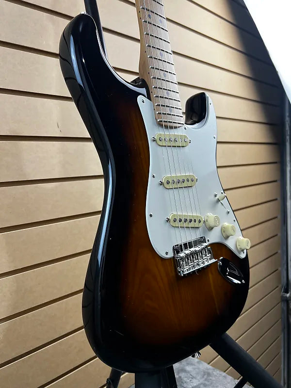 American Pro II Stratocaster - 2-Tone Sunburst w/Roasted Maple Fretboard #996