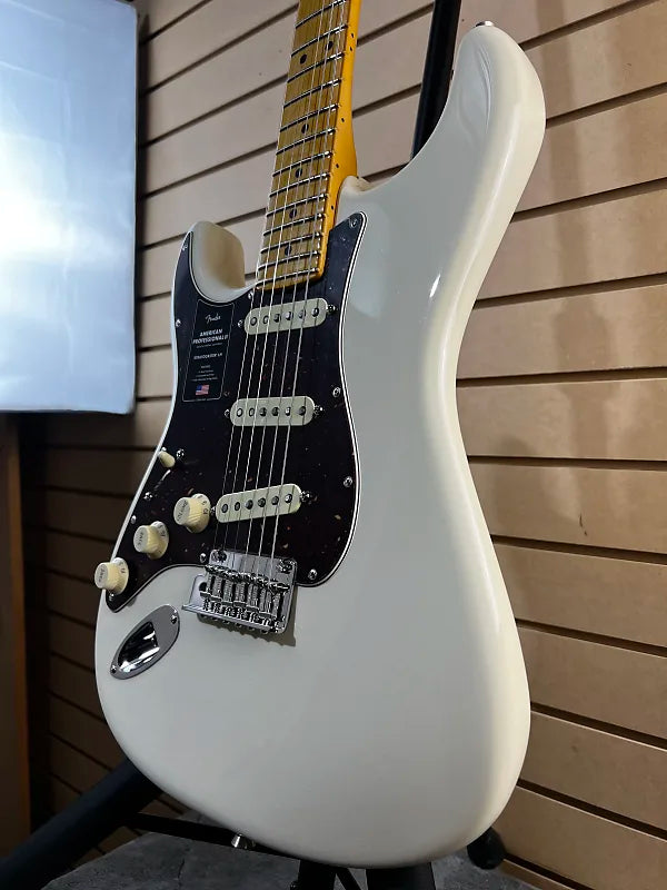 American Professional II Stratocaster Left-handed - Olympic White w/Maple Fingerboard #290