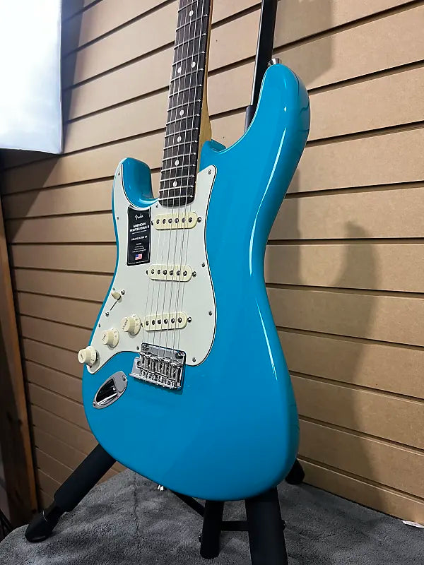 American Professional II Stratocaster Left-Handed - Miami Blue w/Rosewood Fretboard #977