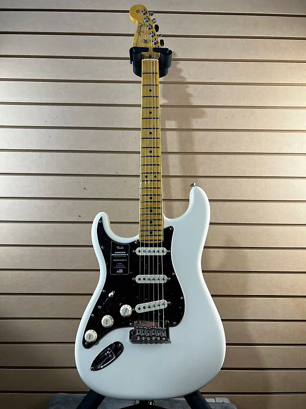 American Professional II Stratocaster Left-handed - Olympic White w/Maple Fingerboard #290