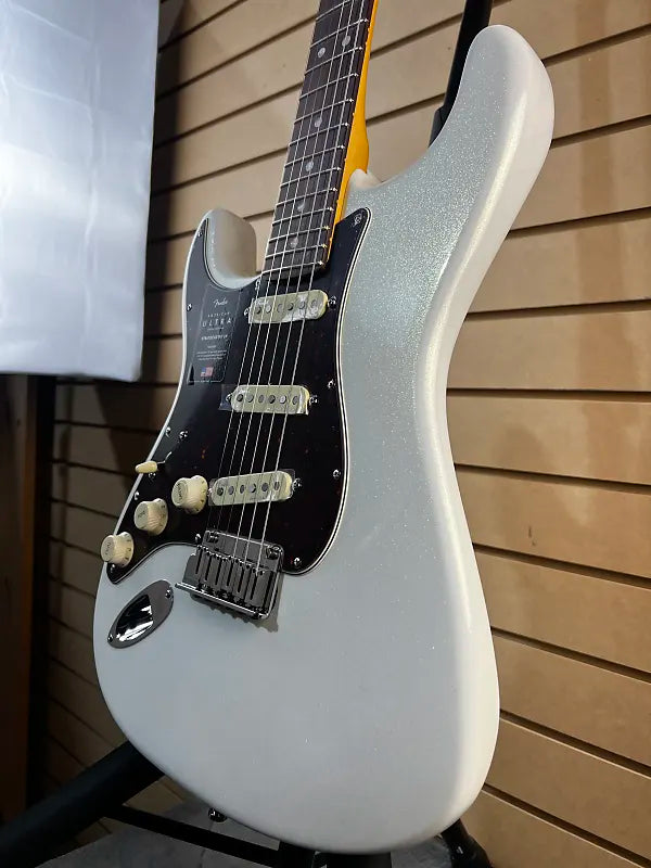 American Ultra Stratocaster Left-Handed - Arctic Pearl #301