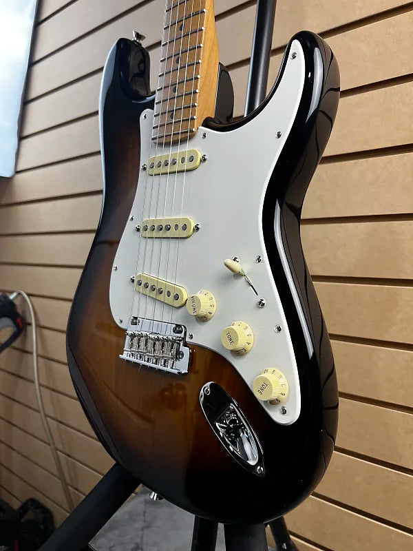 American Pro II Stratocaster - 2-Tone Sunburst w/Roasted Maple Fretboard #996