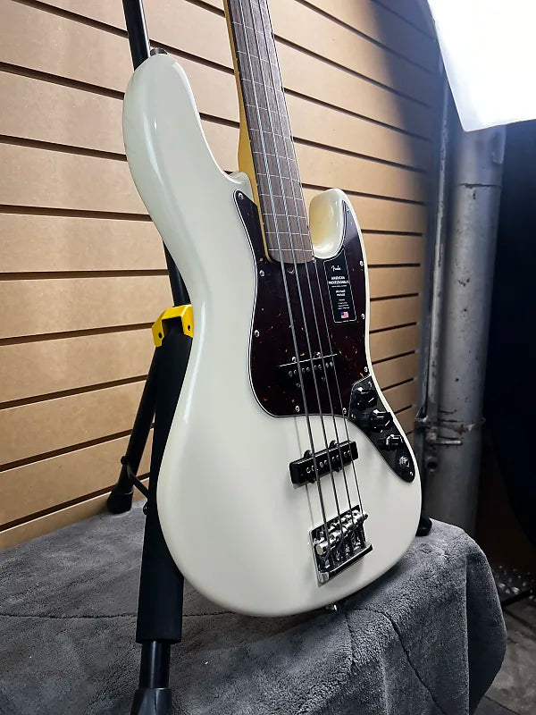 American Professional II Jazz Bass Fretless - Olympic White w/ Rosewood Fretboard #746