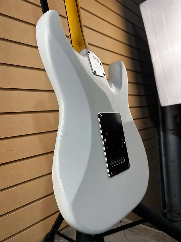 American Ultra Stratocaster Left-Handed - Arctic Pearl #301